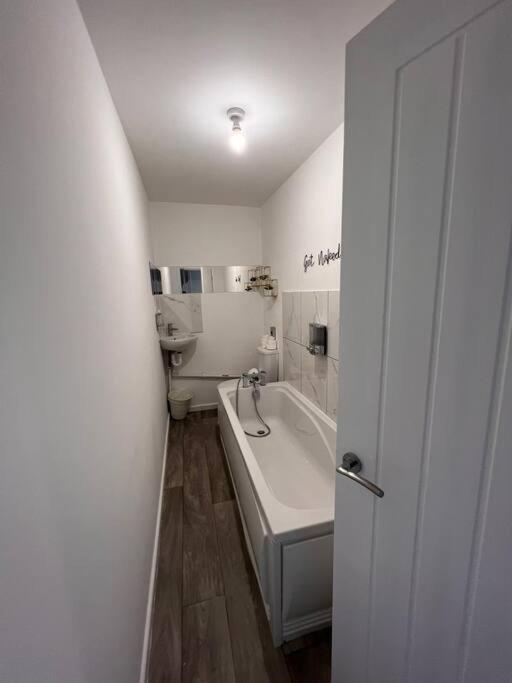 Bridge Place - Spacious Home With Plenty Of Beds! Merthyr Tydfil Exterior foto